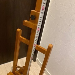 木製のシンプルなデザインのイーゼルの画像