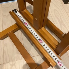 木製のシンプルなデザインのイーゼルの画像