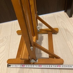 木製のシンプルなデザインのイーゼルの画像