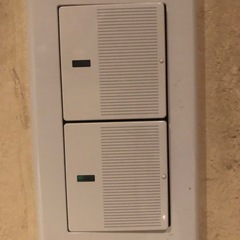 スイッチプレートとコンセント多数の画像