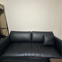 黒色革のソファの画像