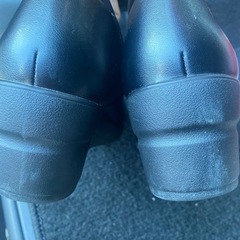 履きやすいヒール黒の画像