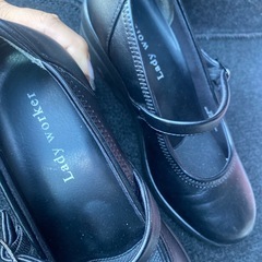 履きやすいヒール黒の画像