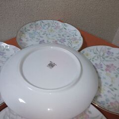 新品未使用①HOYA ５枚セット金縁花柄皿 5枚②三代目惣兵衛三段重漆器　紫らんの画像