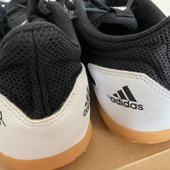 adidas屋内用フットサルシューズ28cmの画像