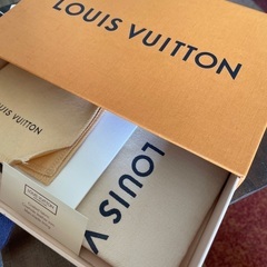 LOUIS VUI TＴOＮの紙袋と箱　の画像