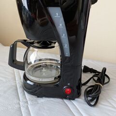 コーヒーメーカーとペーパーフィルターセットの画像