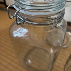 梅干しの瓶の画像