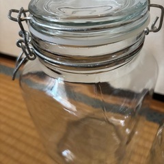 梅干しの瓶の画像
