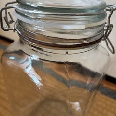 梅干しの瓶の画像