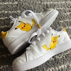 adidas ポケモンコラボスニーカー　18cmの画像
