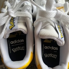 adidas ポケモンコラボスニーカー　18cmの画像