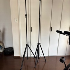 プロジェクタースクリーンとスタンドの画像