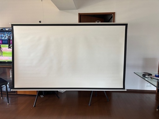 プロジェクタースクリーンとスタンド