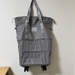 多機能大容量のトラベルバッグ　大きさ変えられますの画像