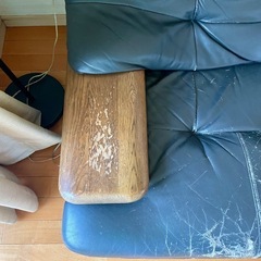 【引取り0円】本革カリモクソファ破れ有の画像