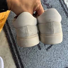 白　スリッポンタイプの靴の画像