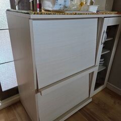 キッチン収納、食器棚の画像