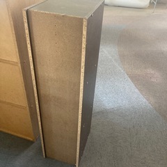 小さい茶色棚の画像