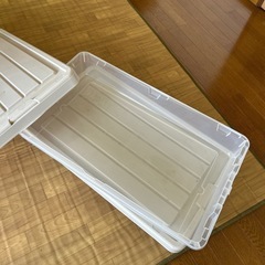 すき間収納に便利！衣装ケース2個の画像