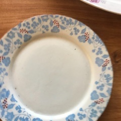 お花柄の食器皿の画像