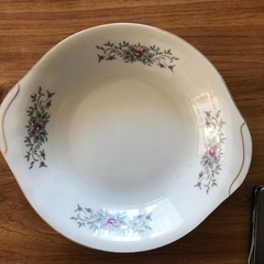 お花柄の食器皿の画像
