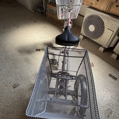 大人用三輪車の画像