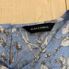 GALLORIA 花柄 半袖ブラウス ブルー
の画像