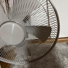 グレージュ扇風機の画像