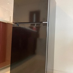 ほぼ新品！COMFEE’ 132L 冷蔵庫 2ドア ブラック スリム 一人暮らし 右開き 2024年製の画像