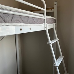 二段ベットとマットレスの画像
