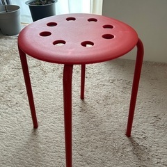 🔸IKEA🔸赤い椅子🔸丸椅子🔸スツール🔸一脚🔸の画像