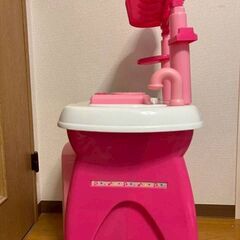 ピンク基調のキッチンセットの画像