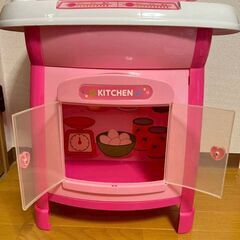 ピンク基調のキッチンセットの画像