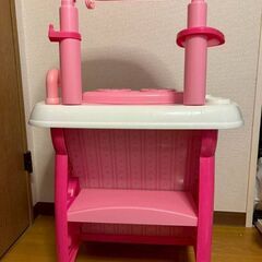 ピンク基調のキッチンセットの画像
