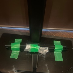 FITUEYES製の黒いテレビスタンドの画像