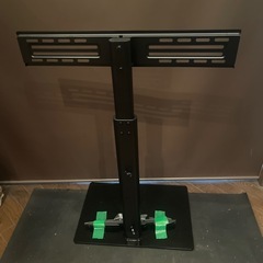 FITUEYES製の黒いテレビスタンドの画像