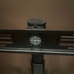 FITUEYES製の黒いテレビスタンドの画像