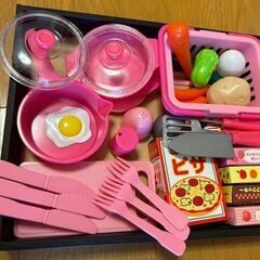ピンク基調のキッチンセットの画像