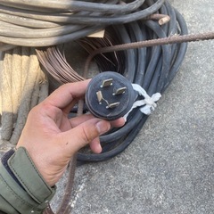 大量　電線の画像