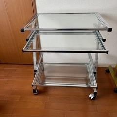 【無料】ガラス製PCラック（早い者勝ち・8月25日までに引き取り限定）の画像