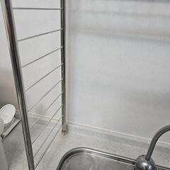 シンク上ラックと水切りかごの画像