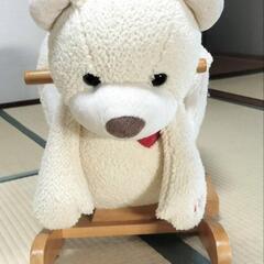 くまのぬいぐるみ木馬の画像