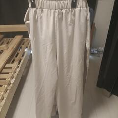 LLのベージュ色のベストとパンツの画像