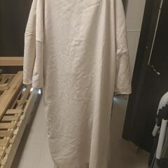LLのベージュ色のベストとパンツの画像