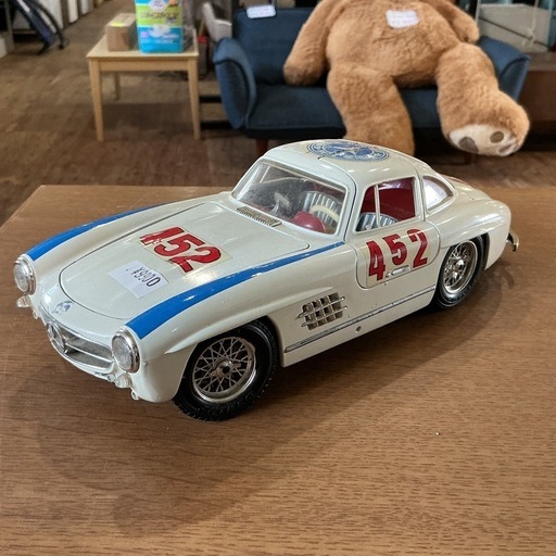 レトロ✨モデルカー? 当時物メルセデス•ベンツブラーゴ製ダイキャストモデルカーかっこいい✨インテリア置物 楽天市場】ミニカー 1/25 Bburago メルセデスベンツ 190E 2.6 レッド 