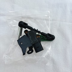 フロント右側エア サスペンション車高レベルセンサー アウディに対応の画像