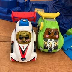 車のタワーの画像