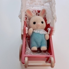 シルバニアファミリー ウサギの赤ちゃん ベビーカー付きの画像