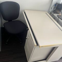 「オフィスデスク+３段引出+チェア」各３セットと「オフィス書庫（...
